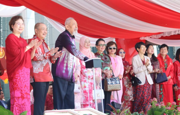 Governor and CM joined thousands to celebrate CNY